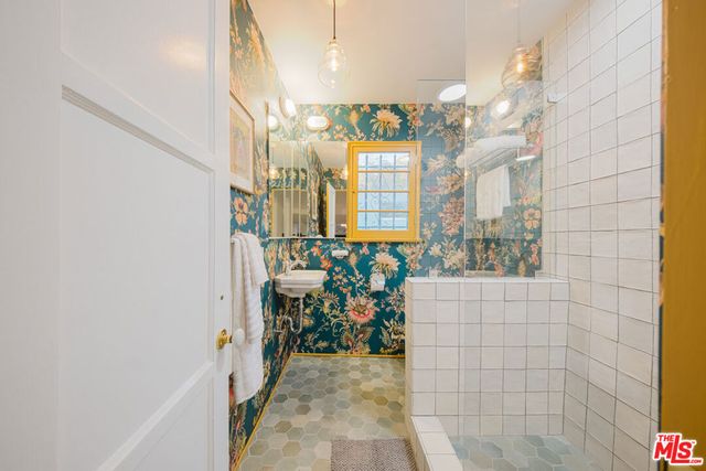 3015 N Beachwood Drive, Los Angeles, CA 90068