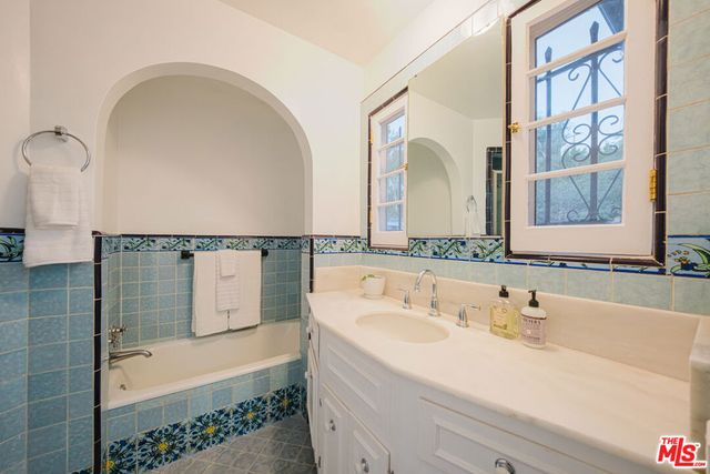 3015 N Beachwood Drive, Los Angeles, CA 90068