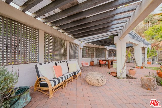 3015 N Beachwood Drive, Los Angeles, CA 90068