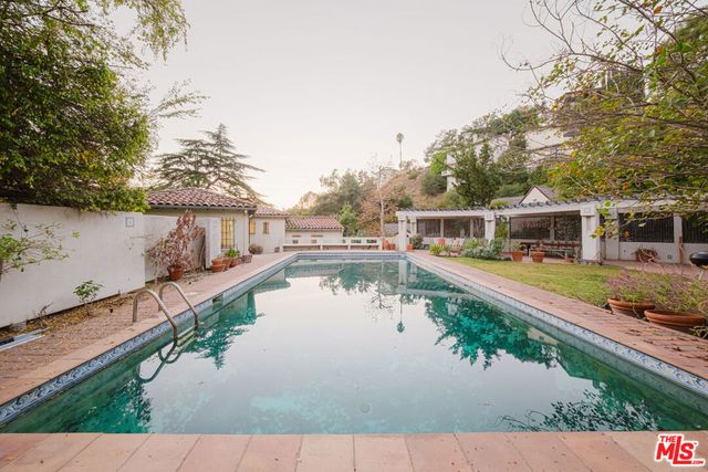 3015 N Beachwood Drive, Los Angeles, CA 90068