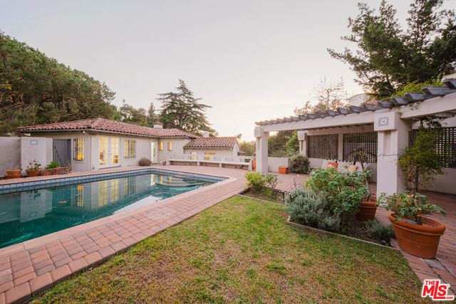 3015 N Beachwood Drive, Los Angeles, CA 90068