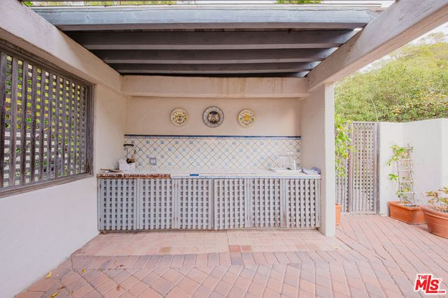 3015 N Beachwood Drive, Los Angeles, CA 90068
