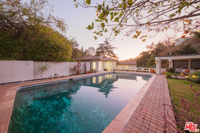 3015 N Beachwood Drive, Los Angeles, CA 90068