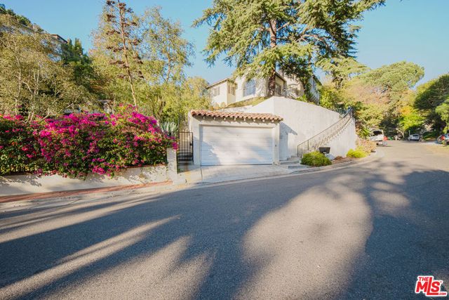 3015 N Beachwood Drive, Los Angeles, CA 90068