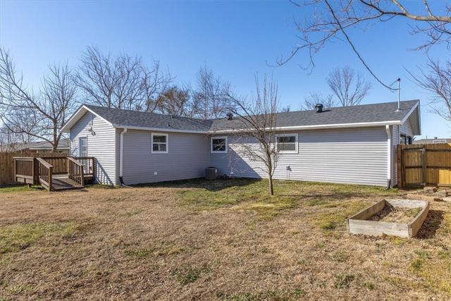 807 N 14th Place, Rogers, AR 72756