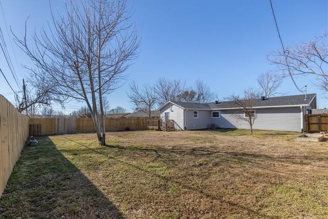 807 N 14th Place, Rogers, AR 72756