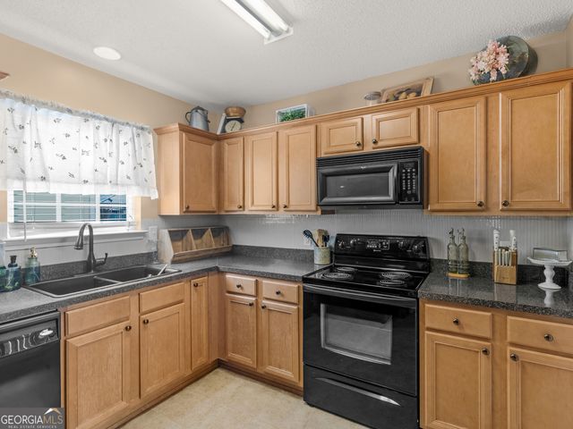 165 Brasch Park Drive, Grantville, GA 30220