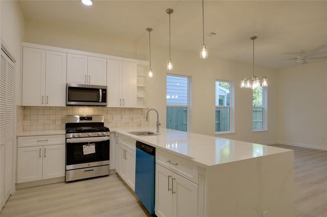 955 Ringold Street, Houston, TX 77088