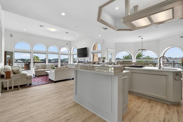 107 Twin Oaks Way, Kemah, TX 77565