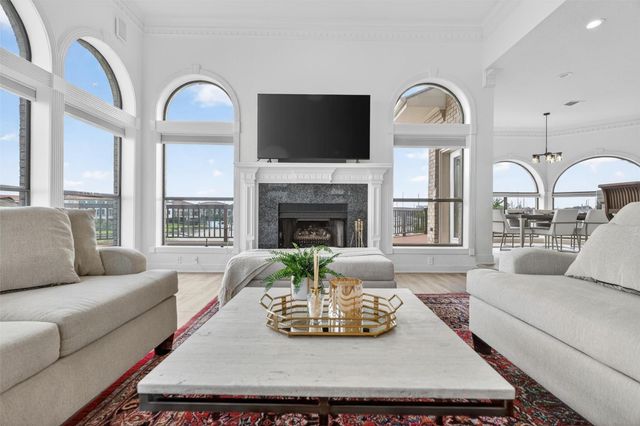 107 Twin Oaks Way, Kemah, TX 77565