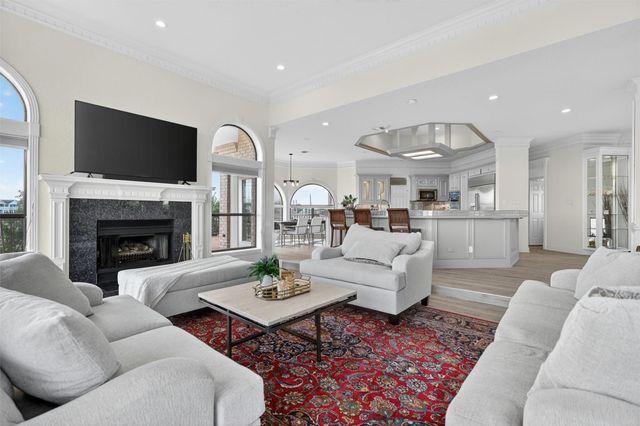 107 Twin Oaks Way, Kemah, TX 77565