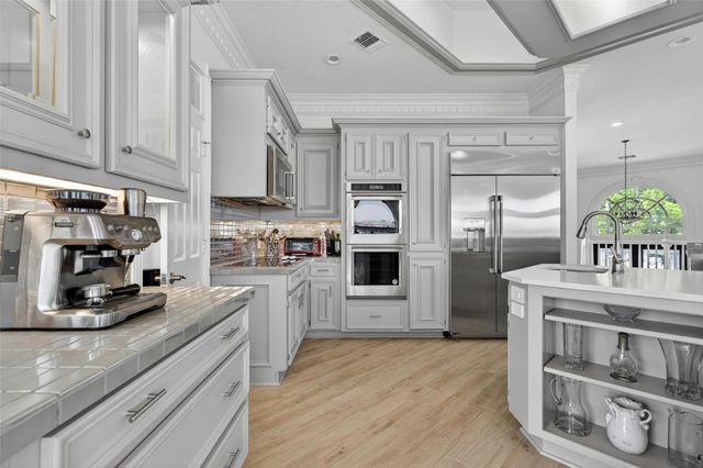 107 Twin Oaks Way, Kemah, TX 77565