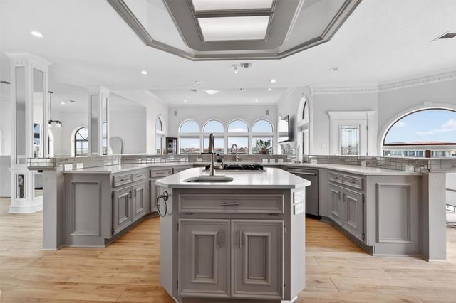 107 Twin Oaks Way, Kemah, TX 77565