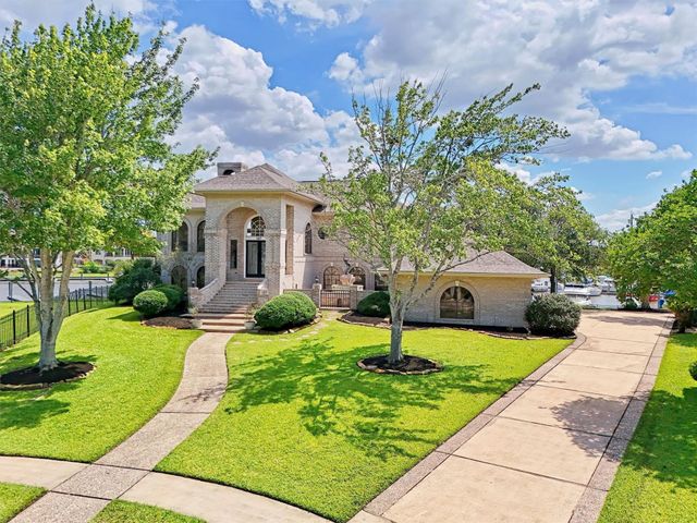 107 Twin Oaks Way, Kemah, TX 77565