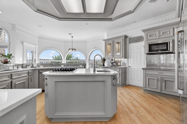 107 Twin Oaks Way, Kemah, TX 77565