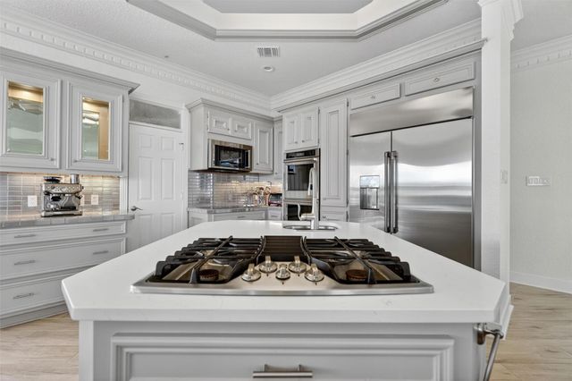 107 Twin Oaks Way, Kemah, TX 77565