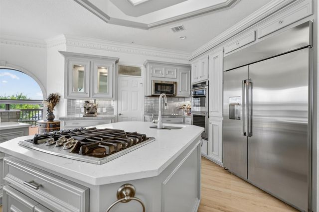 107 Twin Oaks Way, Kemah, TX 77565