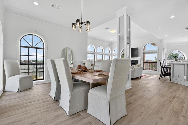 107 Twin Oaks Way, Kemah, TX 77565
