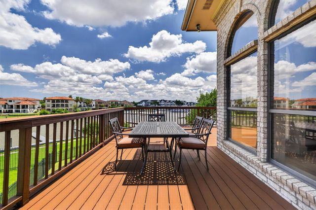 107 Twin Oaks Way, Kemah, TX 77565