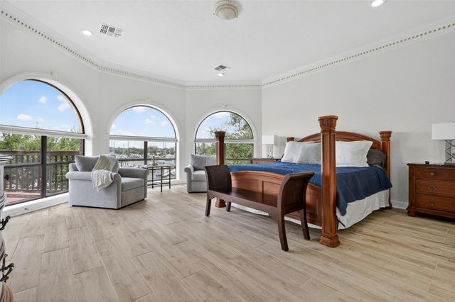 107 Twin Oaks Way, Kemah, TX 77565