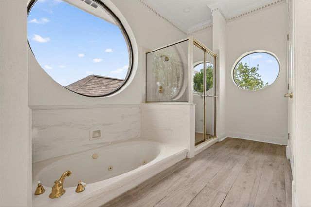 107 Twin Oaks Way, Kemah, TX 77565