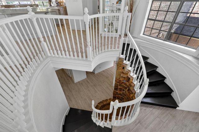 107 Twin Oaks Way, Kemah, TX 77565