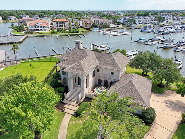 107 Twin Oaks Way, Kemah, TX 77565