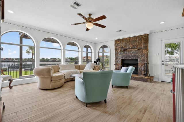 107 Twin Oaks Way, Kemah, TX 77565