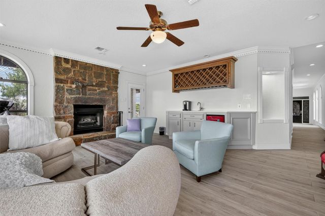 107 Twin Oaks Way, Kemah, TX 77565