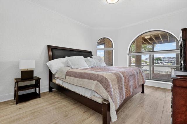 107 Twin Oaks Way, Kemah, TX 77565