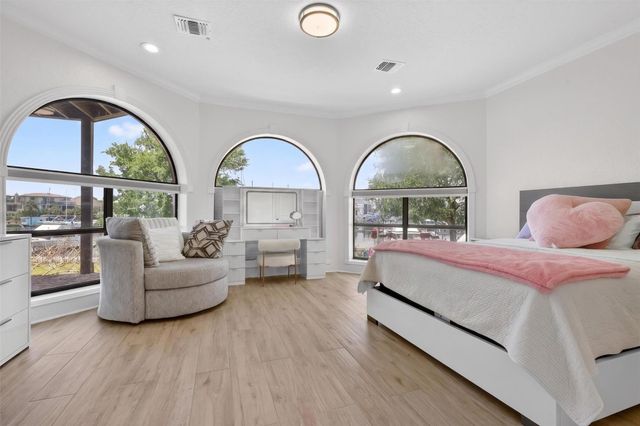 107 Twin Oaks Way, Kemah, TX 77565