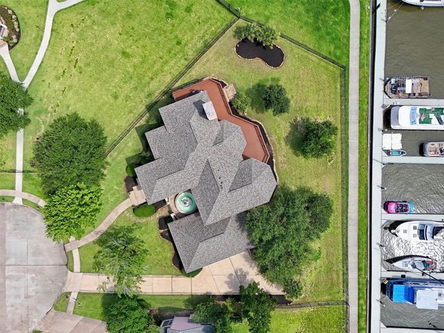 107 Twin Oaks Way, Kemah, TX 77565
