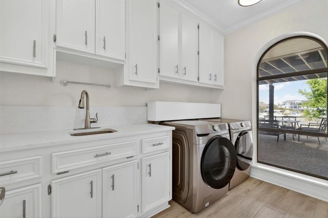 107 Twin Oaks Way, Kemah, TX 77565