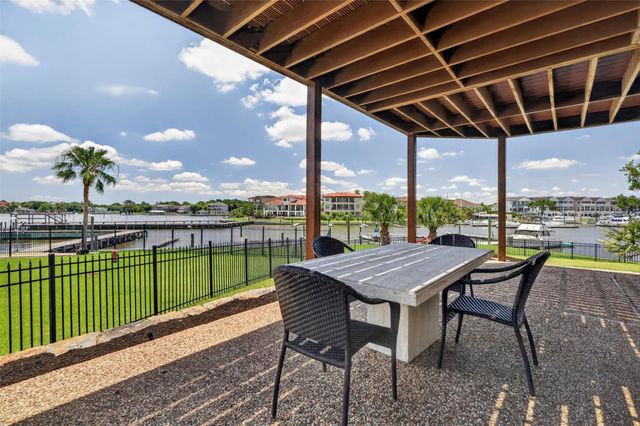 107 Twin Oaks Way, Kemah, TX 77565