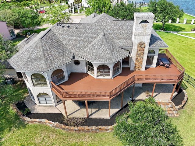 107 Twin Oaks Way, Kemah, TX 77565