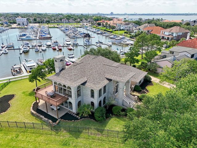 107 Twin Oaks Way, Kemah, TX 77565