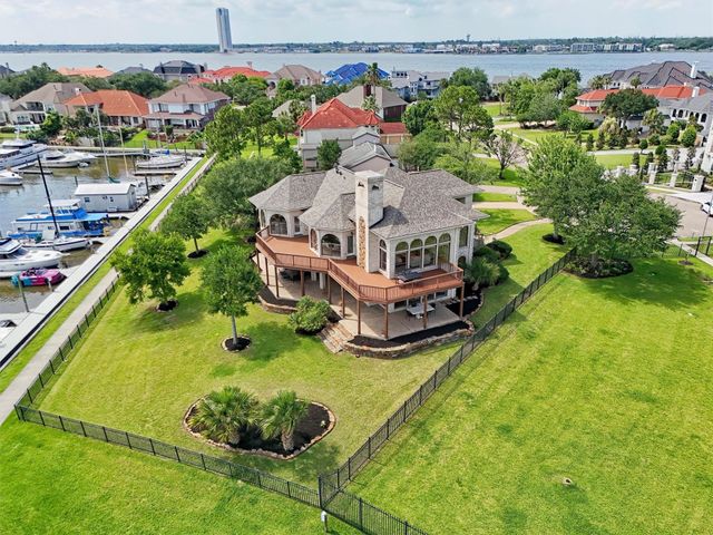 107 Twin Oaks Way, Kemah, TX 77565