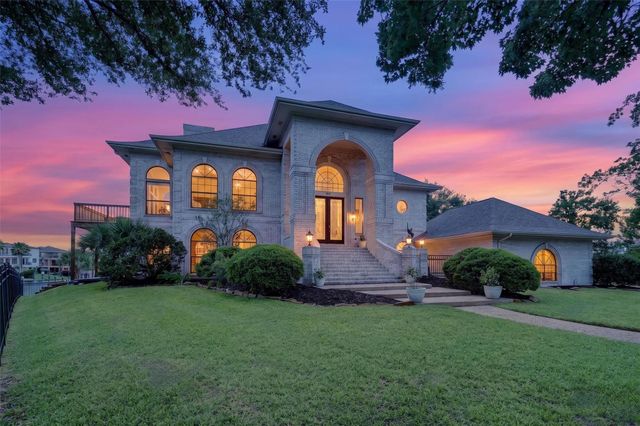 107 Twin Oaks Way, Kemah, TX 77565