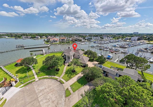 107 Twin Oaks Way, Kemah, TX 77565