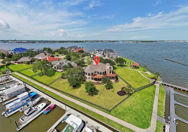 107 Twin Oaks Way, Kemah, TX 77565