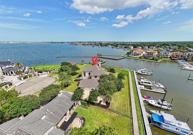 107 Twin Oaks Way, Kemah, TX 77565