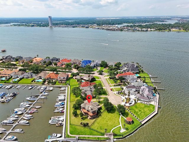 107 Twin Oaks Way, Kemah, TX 77565