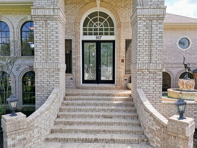 107 Twin Oaks Way, Kemah, TX 77565