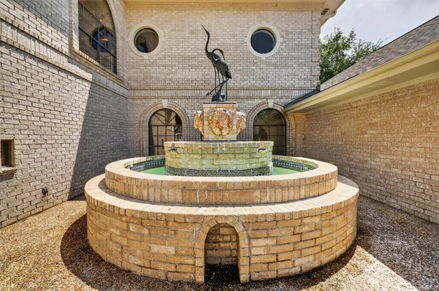 107 Twin Oaks Way, Kemah, TX 77565