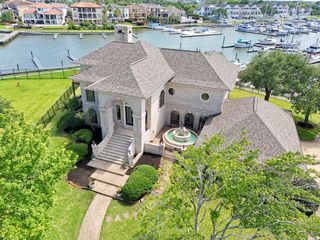 107 Twin Oaks Way, Kemah, TX 77565