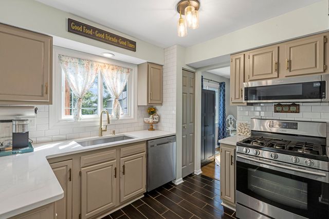 1525 Candlewood Drive, Crystal Lake, IL 60014