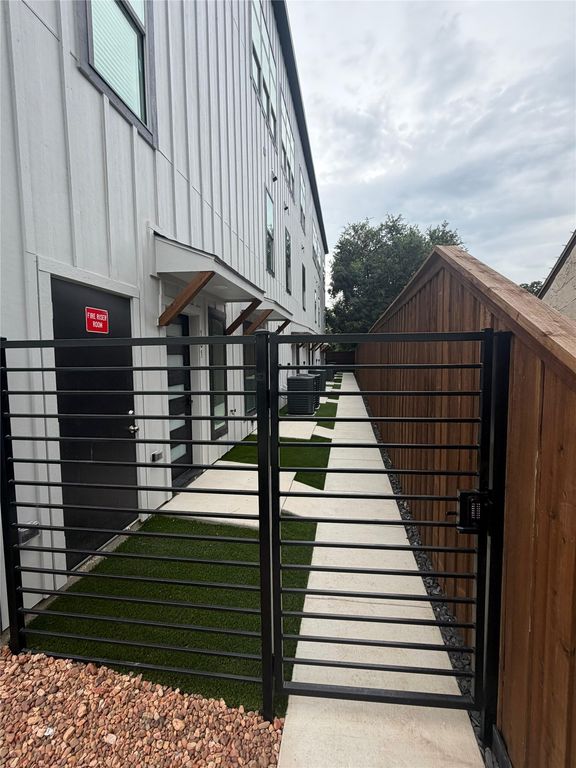2226 Shea Road 104, Dallas, TX 75235
