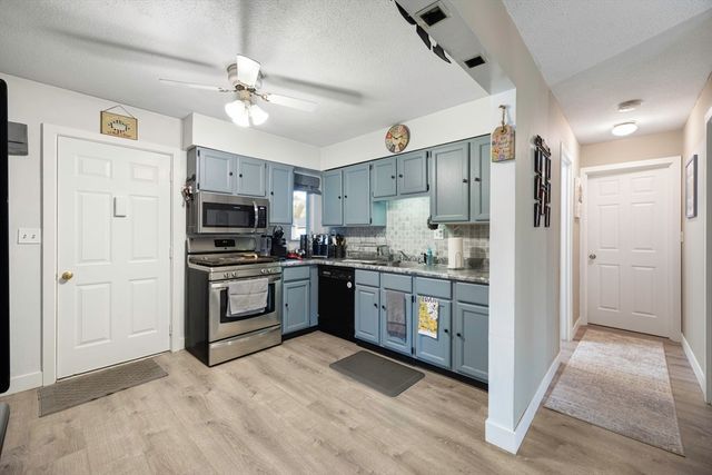 165 Applewood Drive 165, Chicopee, MA 01022