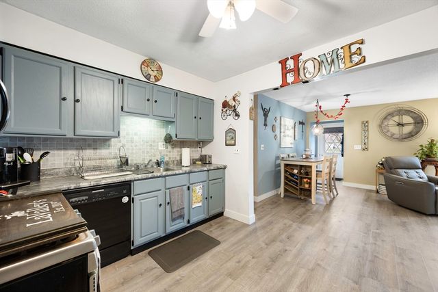 165 Applewood Drive 165, Chicopee, MA 01022