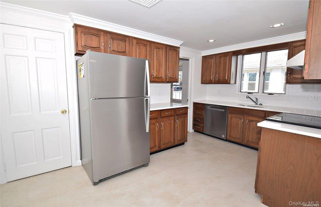 27 N Lewis, Rockville Centre, NY 11570